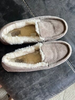 Like New -UGG Women's Suede Slip-On Slippers in Light Taupe with Cream Shearling